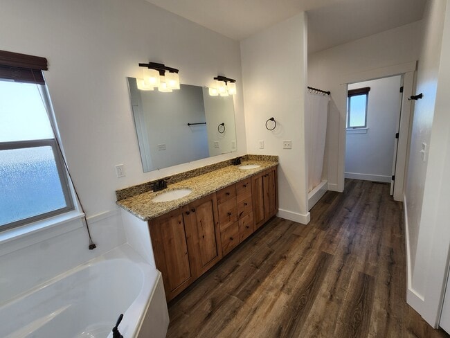 Building Photo - Golf Course Home