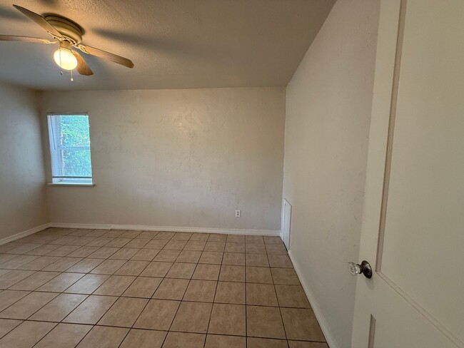 Building Photo - Historic Plaza District Apartment | Walkable Location & Classic Character
