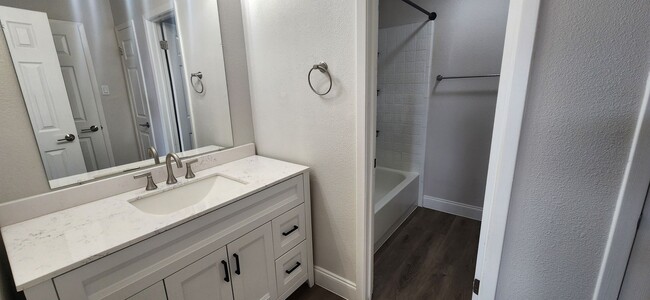 Building Photo - 2-Bed/1-Bath Townhome -Silver Creek Villas- Gated Community