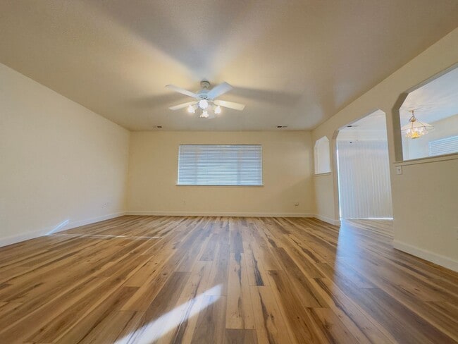 Building Photo - 3 Bedroom 2 1/2 Bath 3 garage