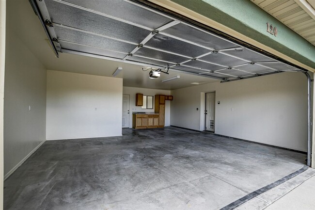 Building Photo - 3 bedroom 2 bathroom ranch style home in C...