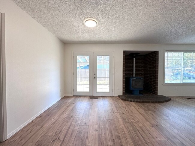 Building Photo - Newly Renovated Single-Family Home in Gresham! 3 Bed/1 Bath w/ Double Car Garage!