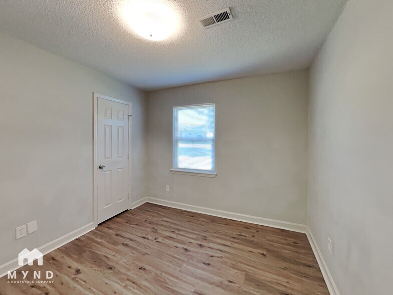 Building Photo - 2241 Thornfield Rd