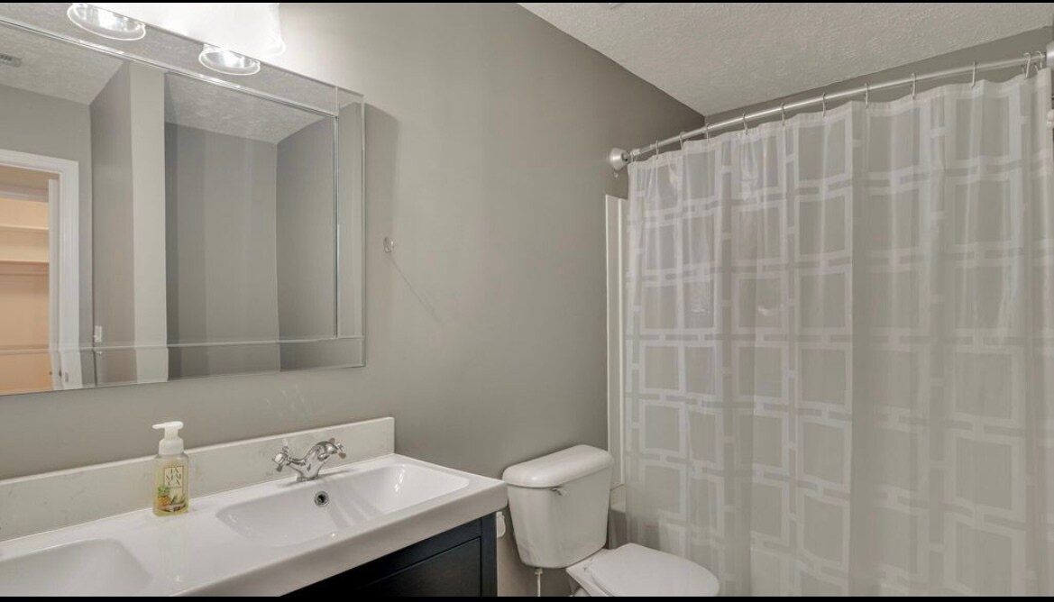 Building Photo - 8308 Oak Knoll Dr