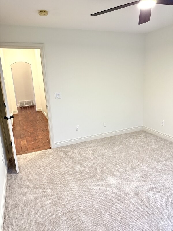 Building Photo - 14328 S Log Home Ln