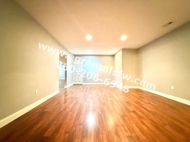 Building Photo - 3 Bedroom House