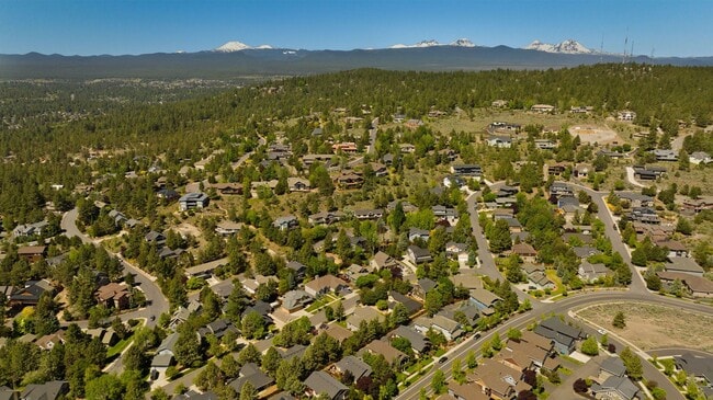 Building Photo - Charming Awbrey Butte Home Available NOW