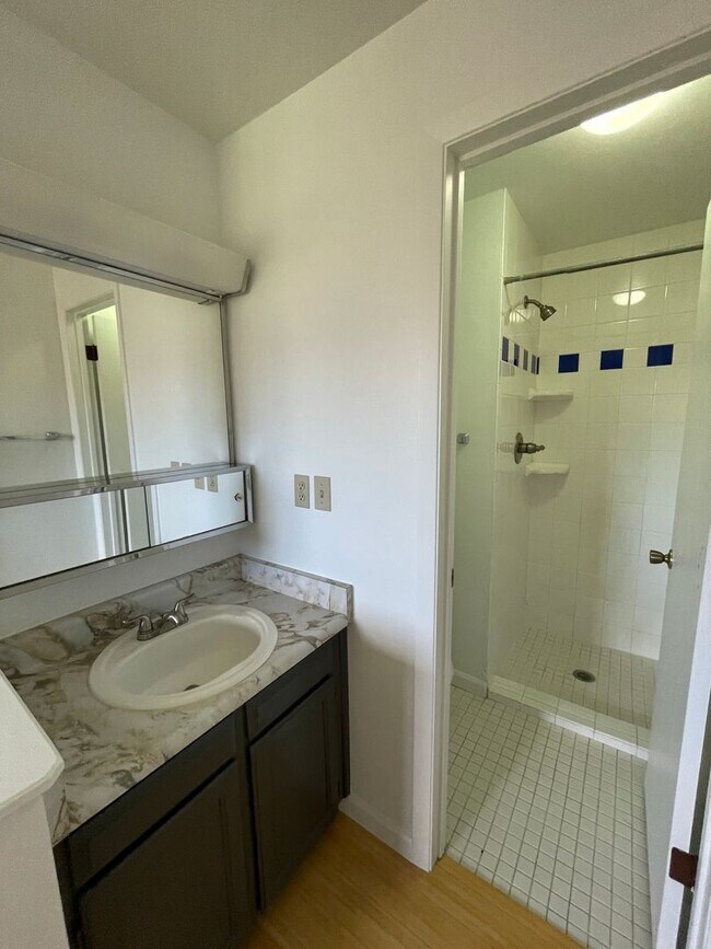 Building Photo - Updated 2B/2B 3rd floor Condo on Manhattan