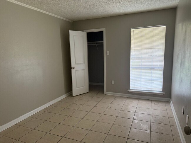 Building Photo - $550 First Month Special!