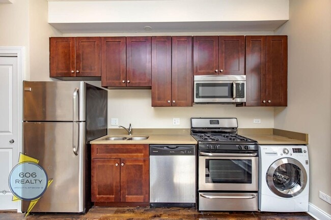 Building Photo - Lincoln Park renovated apartments!