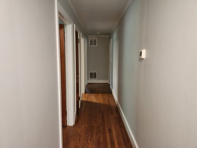 Building Photo - Ranch Home in Newton