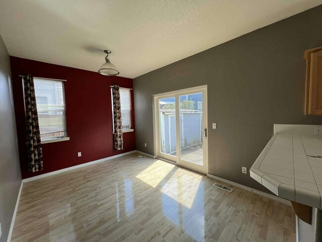 Building Photo - 1532 SE Gerhard Dr