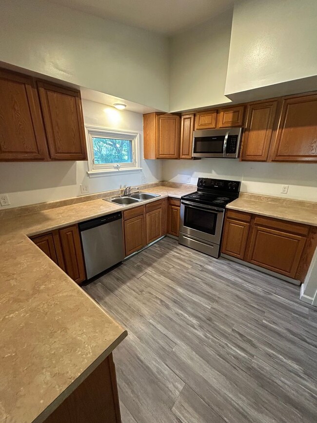 Building Photo - COMING SOON! 3 Bed 1.5 Bath 1 Car Garage $...