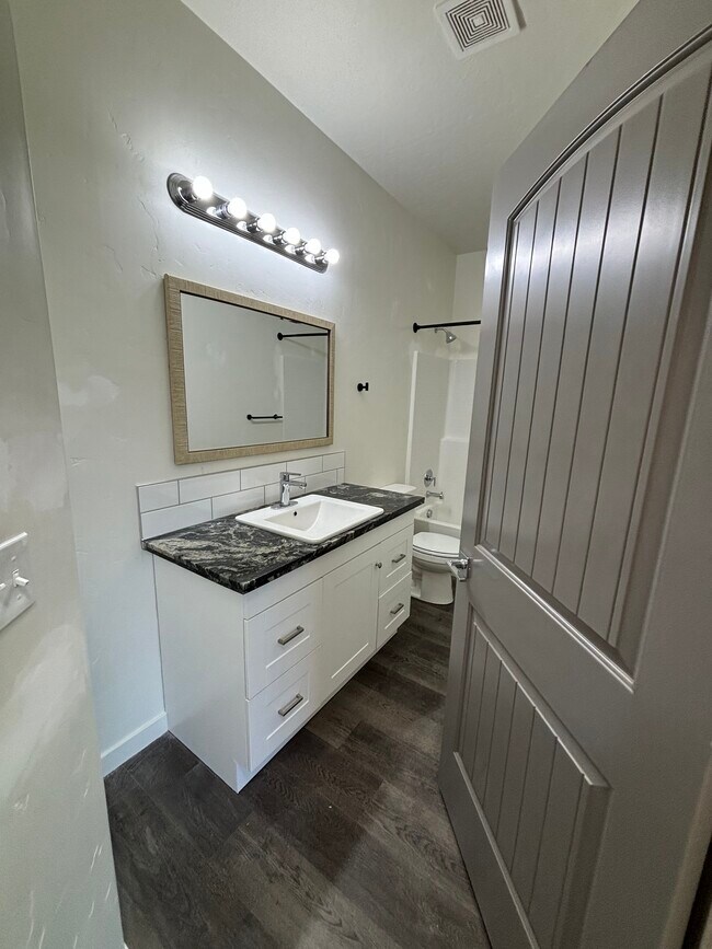 Building Photo - Powerline Townhomes