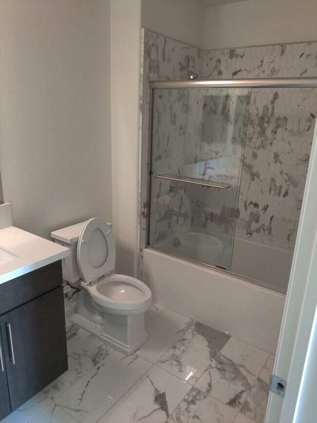 master bath - 241 Llano De Los Robles Ave
