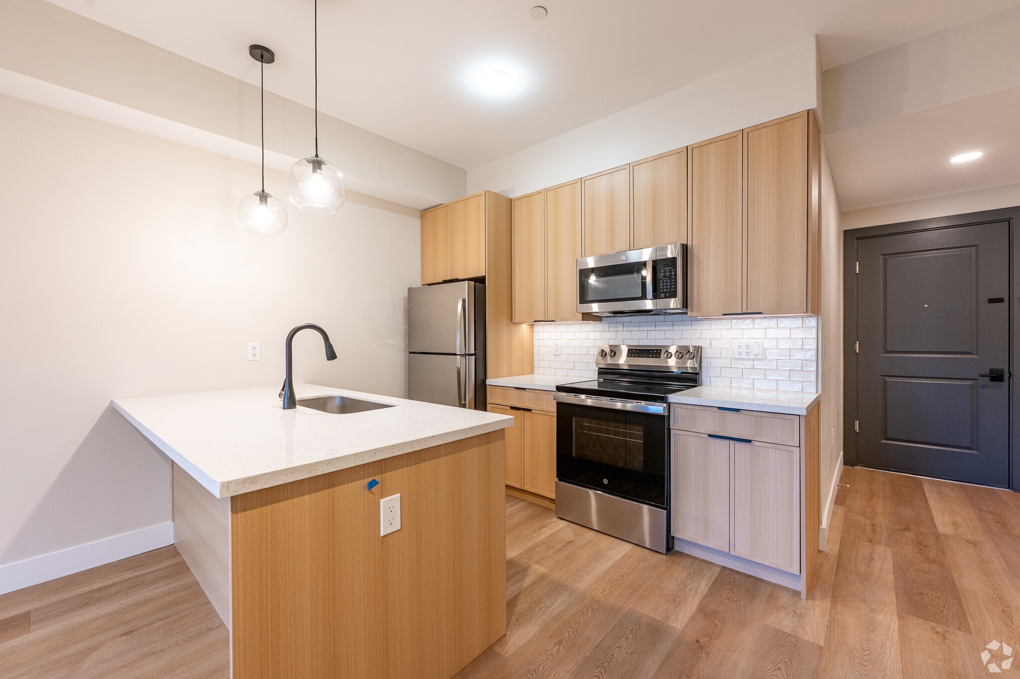 1BR, 1BA - 731SF - Kitchen - Overland Crossing