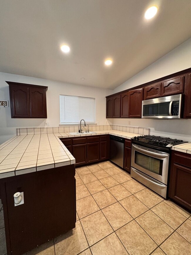 Building Photo - SW Home 3bed 2bath + office space $2250rent/deposit