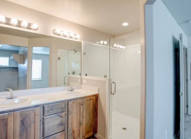 Building Photo - 858 N Old Fort Dr