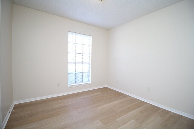 Building Photo - 3 Bedrooms, 1.5 Baths, 1-Car Garage & Large Fenced Backyard Near Bases, Schools & Shopping