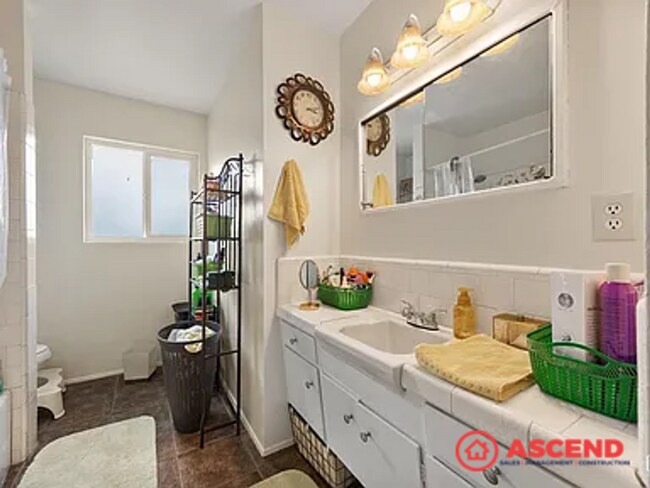 Building Photo - Pet-Friendly 3 Bed, 2 Bath Near Bakersfiel...