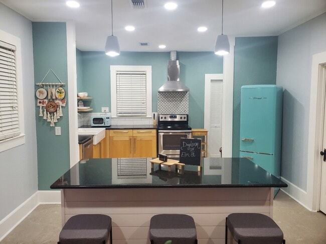 Building Photo - 1605 S Elm St