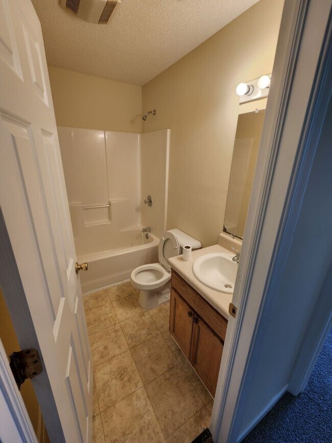 Building Photo - Stunning Country Home