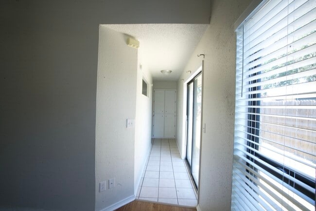 Building Photo - 2255b Donna Dr