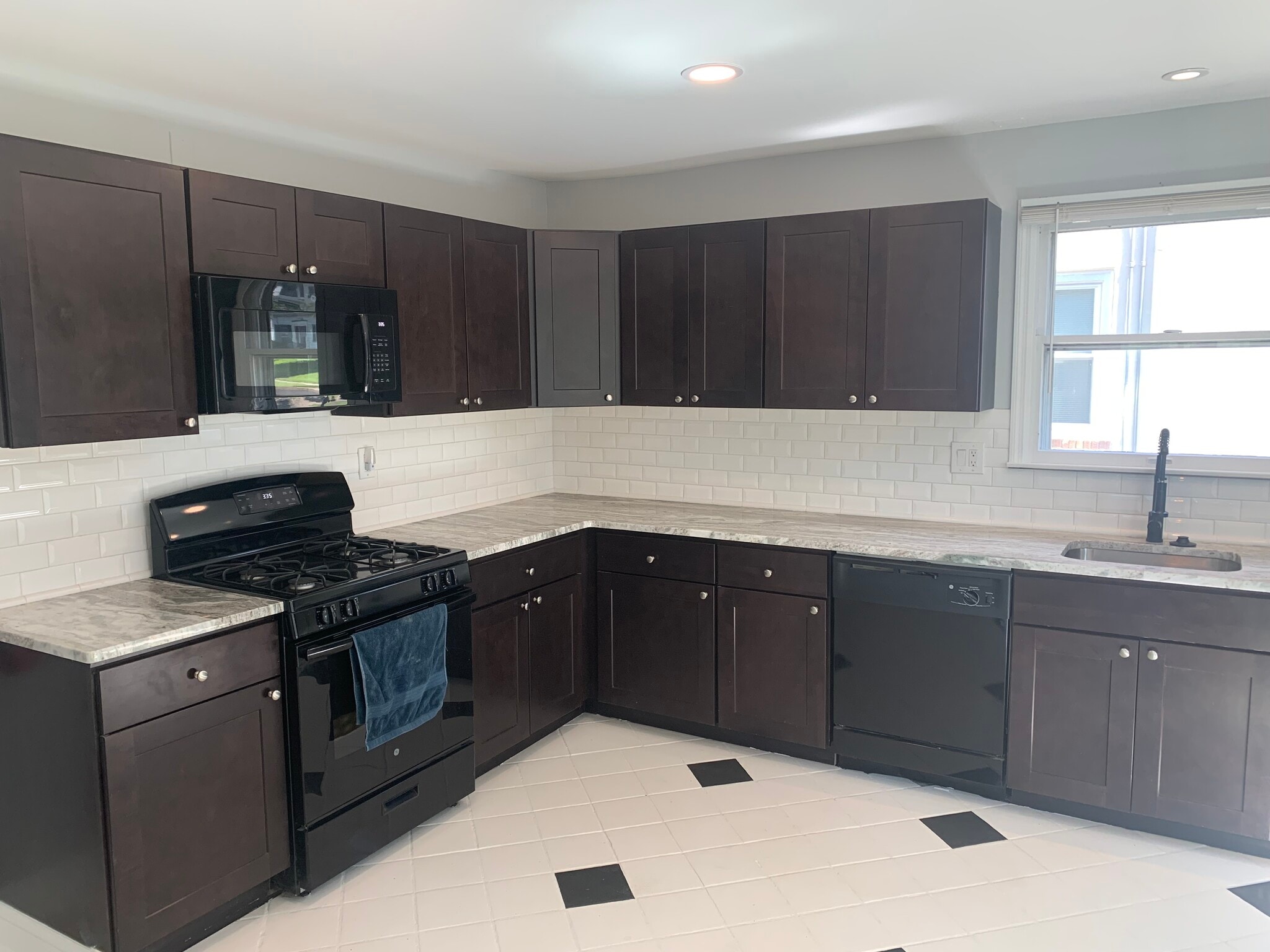 Kitchen with upgraded Granite Countertops and Gas stove - 150 S Lecato Ave