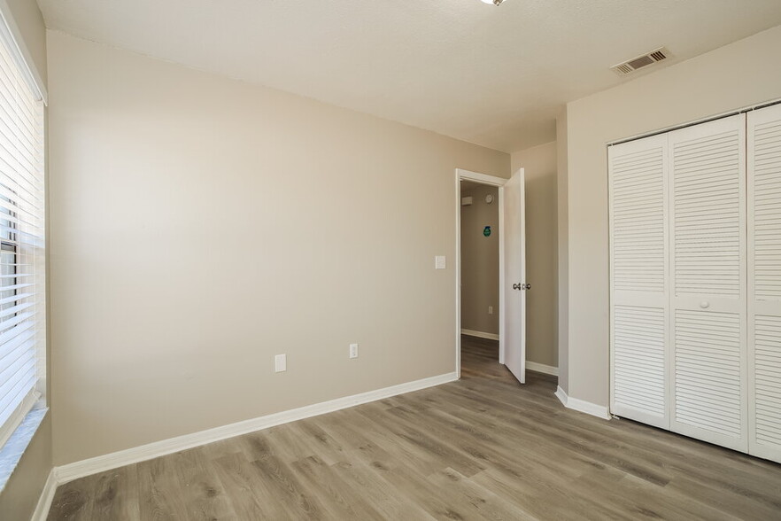 Building Photo - 518 Carlsbad Dr