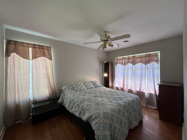Building Photo - HOUSE AND BACK APARTMENT ON LARGE LOT!!