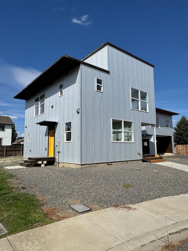 Building Photo - Bright 3BR/3BA with Soaring Ceilings & Lar...
