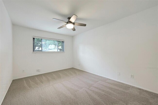 Building Photo - 6637 Valleyside Rd