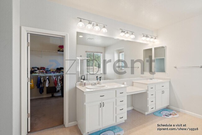 Building Photo - Unit
