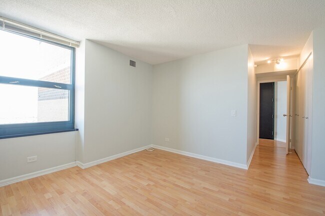 Building Photo - 3660 N Lake Shore Dr