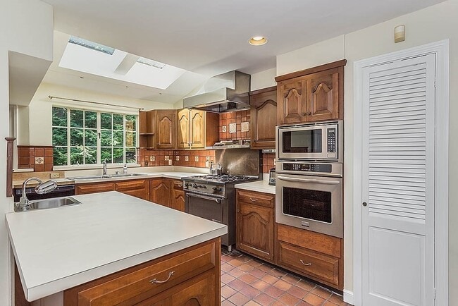 Building Photo - 244 Clifton St