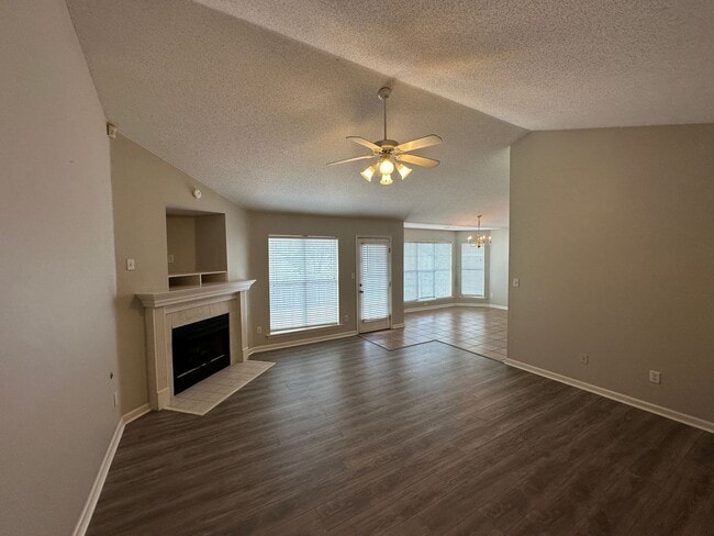 Building Photo - Bright open 3BR/2ba with bonus, 1900 sq feet!  Pets are owner's approval, fees apply.