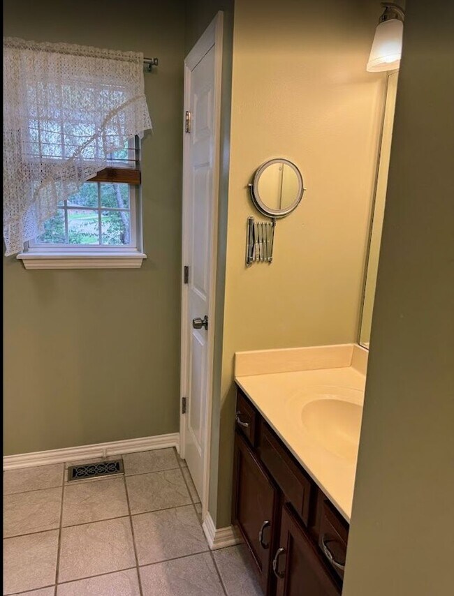 Building Photo - Beautiful spacious 4 bed 4 bath Family Home