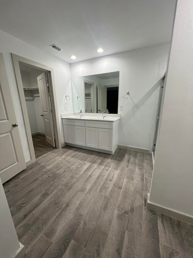 Building Photo - 10518 Aberdeen Ave