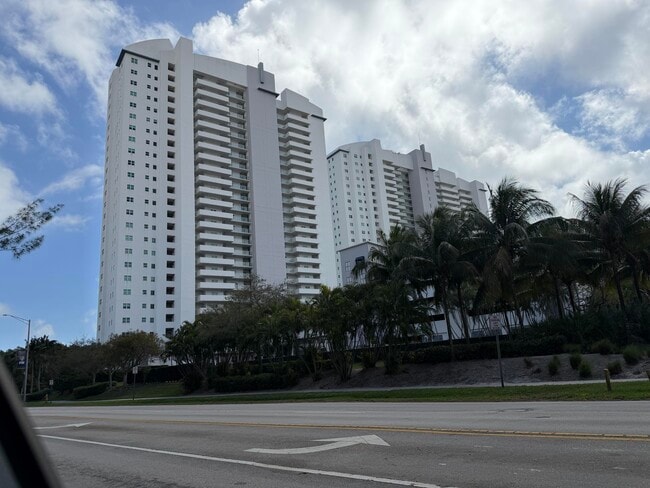 Building Photo - 15051 Royal Oaks Ln