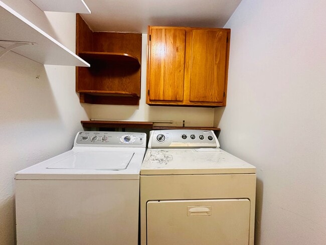 Building Photo - SEAGATE AREA - 1BD/1BA - Located just off ...