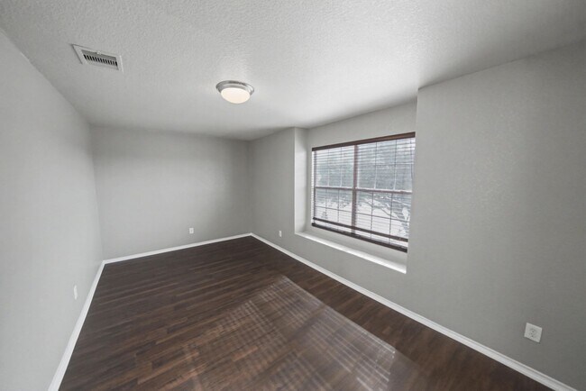 Building Photo - Spacious Cul-de-Sac Home with Greenbelt Privacy - Realtor Commission: $500