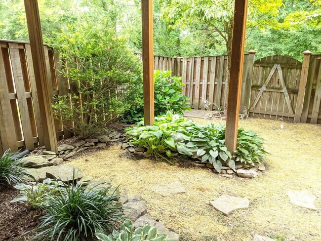 Building Photo - Townhouse in Spring Ridge community - OAKD...