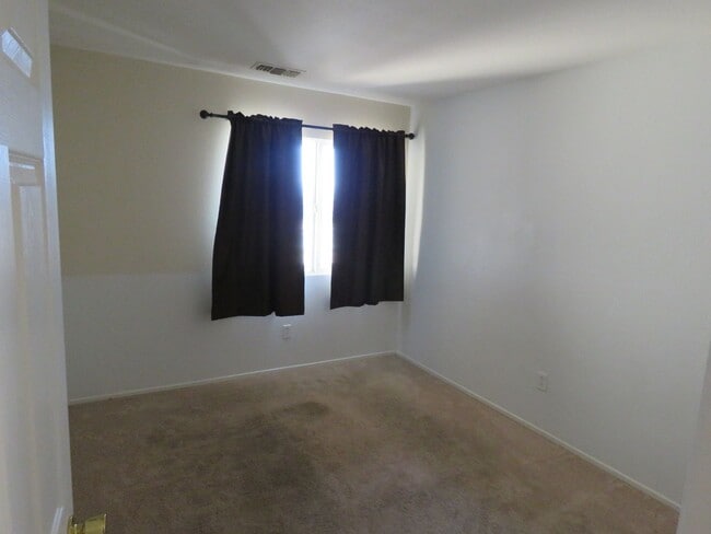 Building Photo - 5 Bedroom in quiet community!