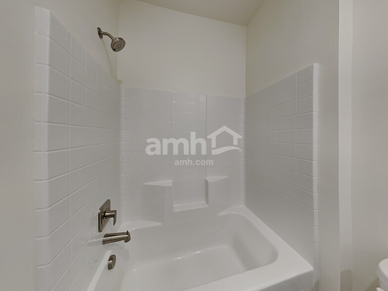Building Photo - 1350 N Barkvine Ave