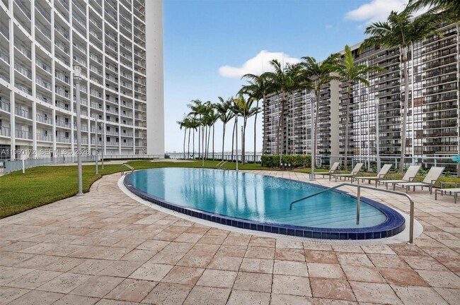 Building Photo - 601 NE 36th St