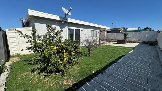 Building Photo - Wonderful 4 bedroom 2 bath home for rent in the heart of Mira Mesa!