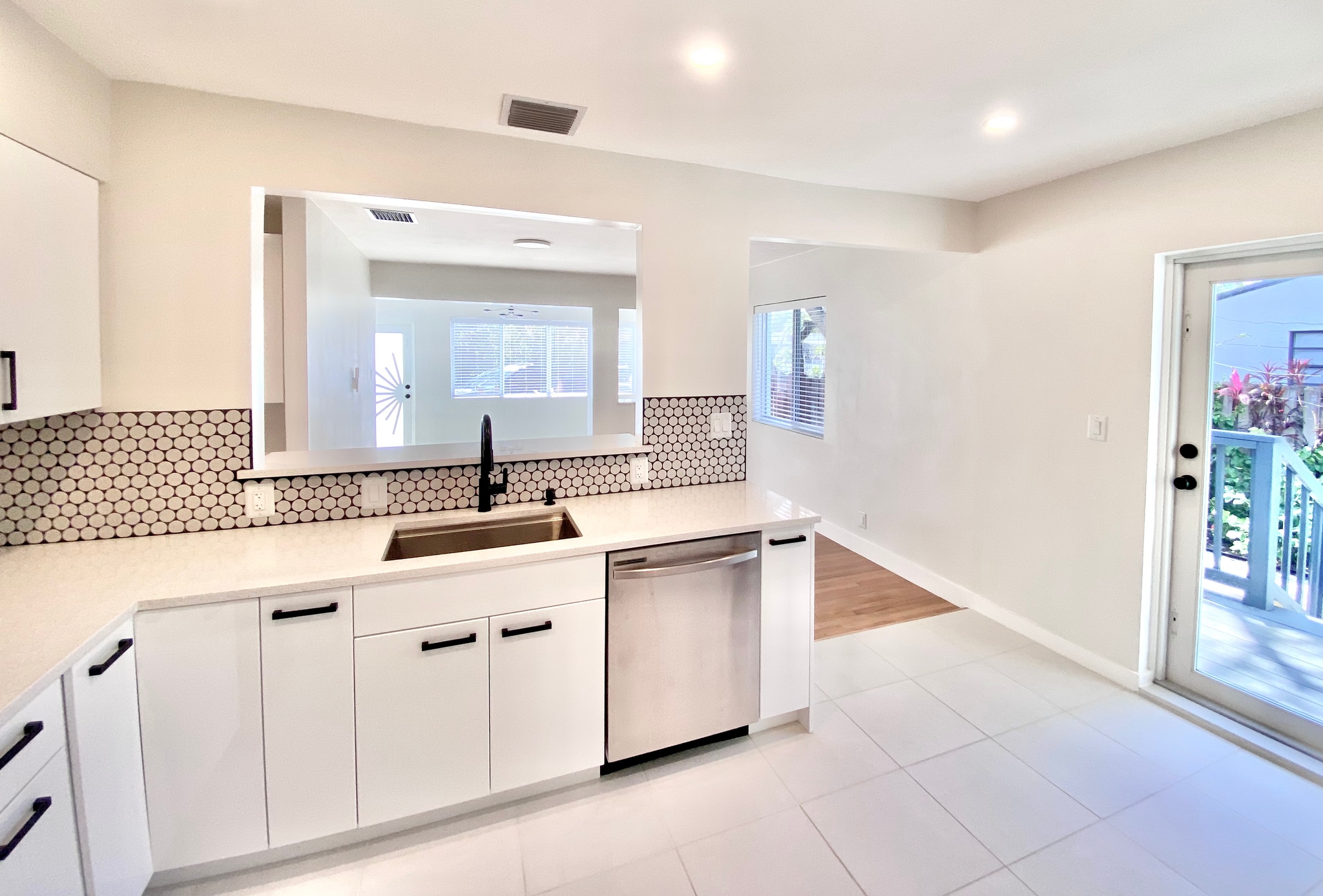 kitchen into private deck - 1631 Liberty St
