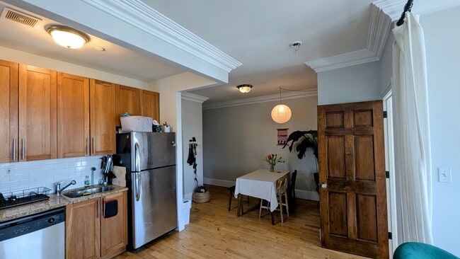 Building Photo - 34 Russell St