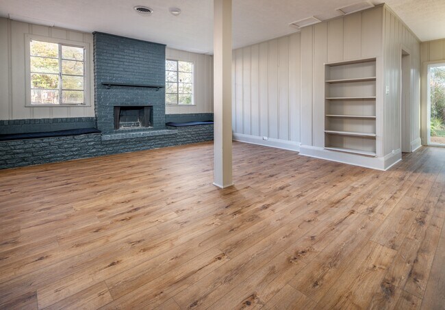 Building Photo - 1002 Woodbine Rd