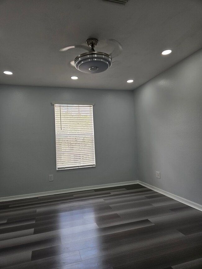 Building Photo - Stunning Fully Renovated Townhouse for rent in Land O' Lakes – Your Dream Home Awaits!